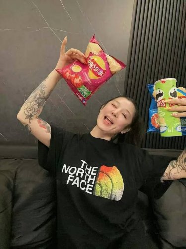 The North Face北面新款彩虹涂鸦Logo短袖T恤 高级感是北脸给的真的在我审美上 全身彩色涂鸦超好看 五彩斑斓美出天际了 属于多少有点小心机在身上了