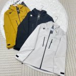 Descente迪桑特专柜同款多功能户外休闲防风防雨宽松连帽运动休闲沖锋衣外套。 春秋款上新迪桑特官网在售款， 采用环保防风防水功能性冲锋衣面料 ，防风的同时排