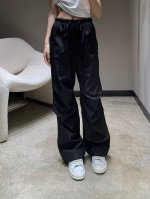 prad*25Ss春夏新款 工装式休闲长裤丨独家高版出品！定制褶皱裤腿尽显高级随意感 视觉盛宴 四季必入的百搭单品订制面料，质感巨好，慵懒范儿十足 女神必入神器