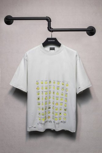 Aeniaa巴黎世家How Are You Feeling Today fw24 笑脸表情包 图案印花短袖T恤 克重240 磨破割烂工艺 成衣洗水破洞 椭圆裂纹