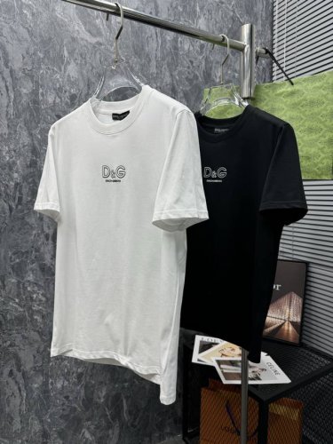 dg顶级货品 2025春夏新款首发专柜最新款短袖圆领T恤 微阔版型 高端订制 设计前卫时尚！品牌Logo重工艺设计 高端定制280克高克重面料.手感柔软.穿着舒