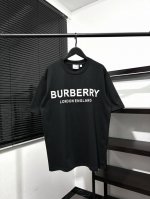 高版本，质量很好！巴宝莉Bbr胸前经典两排字母印花短袖T恤！ Burberry 巴宝莉新款四排字母限定伦敦系列印花圆领短袖T恤 精纺棉材质轻薄透气，上手棉感偏强