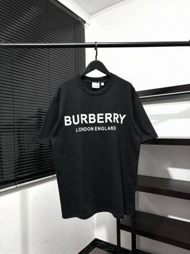 高版本，质量很好！巴宝莉Bbr胸前经典两排字母印花短袖T恤！ Burberry 巴宝莉新款四排字母限定伦敦系列印花圆领短袖T恤 精纺棉材质轻薄透气，上手棉感偏强