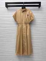 miumi*2025新品上架 翻领衬衫连衣裙 定制Yb进口斜纹全棉材质 柔软亲肤舒适 沿用纽扣开襟调节设计 配合腰间弹力褶皱打榄收窄处理 增添造型层次感 轻松划