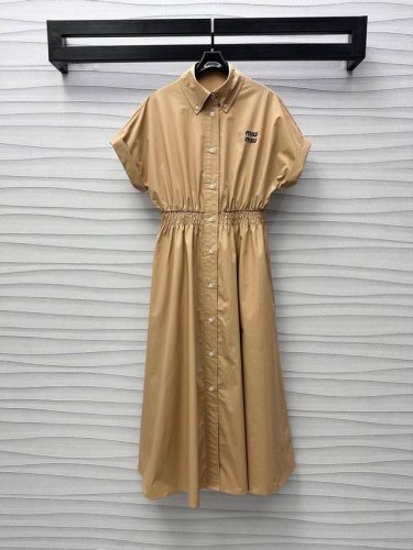 miumi*2025新品上架 翻领衬衫连衣裙 定制Yb进口斜纹全棉材质 柔软亲肤舒适 沿用纽扣开襟调节设计 配合腰间弹力褶皱打榄收窄处理 增添造型层次感 轻松划