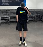 上新！Nike 耐克新款标志显著的字母T恤！超级吸睛！ 不仅保留了Nike传统的招牌风格，色调上的搭配效果自带层次，视觉上很有高街调性！重工艺高质感，棉质感强，
