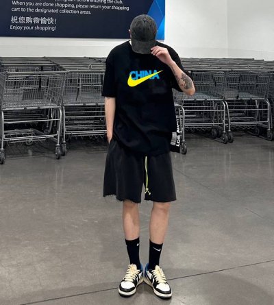 上新！Nike 耐克新款标志显著的字母T恤！超级吸睛！ 不仅保留了Nike传统的招牌风格，色调上的搭配效果自带层次，视觉上很有高街调性！重工艺高质感，棉质感强，