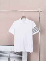 160 Thom Browne经典款Polo衫｜永不过时的经典； 蜂窝网眼珠地面料， 色织间条非普通胶印； 原生贝壳纽扣， 高光泽度； 下摆红白蓝三色纯棉织带，