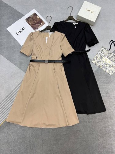 高品质Dior 2025夏季新品连衣裙，半开领收腰插袋设计，刺绣小蜜蜂图案装饰，搭配皮带上身效果特别显瘦端庄大气，2色Sml