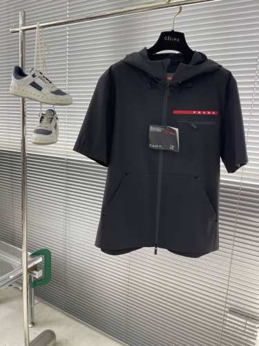 prad 25春夏Linea Rossa系列-半袖款 Pd Linea Rossa是一个融合时尚与运动的系列，彰显创新性、设计感与功能性。该系列于1997年首度