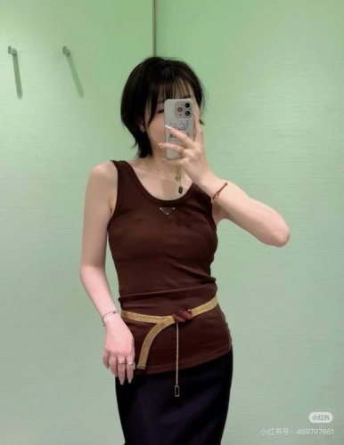 25Ss 新咖啡色三角标无袖背心 单穿内搭都不错 一件能够高日常穿搭的一款小背心 sml