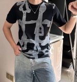 爱*仕 2025春夏最新马鞍印花男士圆领T恤衫，前身极具代表性的马鞍图案，马鞍皮带组成的“H”造型独具创意，采用高端高难度的手工台板印花，其精细度和复杂度都要比