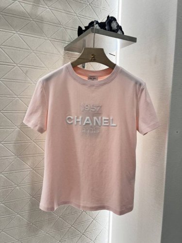 chane*2025新品上架 刺绣订珠 定制Yb丝光全棉材质 透气舒适 质感十足 常规短袖T恤裁剪 凸显品牌格调 采用克重纯棉制成 略带有弹力 呈现显瘦视觉效果