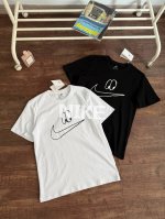 出手就是王炸！一件难求木巨子已抢空 王嘉尔手绘的Nikebyyou单品！ 手绘大眼睛钩子男女同款短袖T桖 一直对王嘉尔设计的耐克单品心心念念， 这简约的勾勾配上
