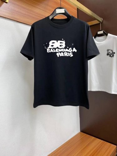 巴黎世家# 2025春夏新款首发专柜最新款短袖圆领T恤 高端订制 设计前卫时尚 品牌Logo重工艺设计 高端定制260克面料.手感柔软.穿着舒适.专柜级别精致车