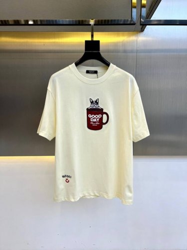 gucci、2025春夏男士新款Logo圆领短袖T恤。进口定织面料，%100纯棉、面料手感丝滑柔软，透气亲肤性极佳，着身无比的舒适，整体质感相当之高！衣身胸前标