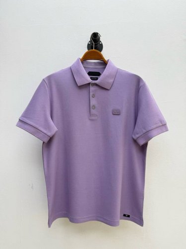 tf 经典徽标装饰polo衫 代工厂p出品 春夏系列 胸口采用同色系 哑光工艺呈现品牌极简徽标 避免浮夸却暗藏玄机 下摆处的 Tf 字母织带 点明品牌身份的同时