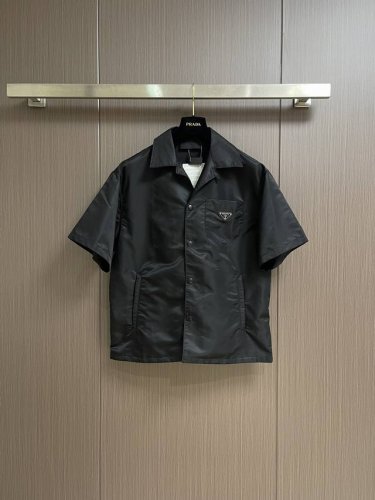 prada 再生尼龙短袖衬衫 选用品牌标志性的再生尼龙面料 表面呈现丝绸光泽与细腻肌理 同时又保持相对轻盈的克重 与传统尼龙高强度 抗撕裂 耐磨损等特性相当的同