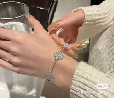 精工版本 Vca梵克雅宝紫玉髓简钻四叶草手链电镀18K金工艺 专柜版本 一比一质量 镶嵌天然紫玉髓简钻五花手链 版型工艺都是顶级，背面有原版字印。超级显气质的手