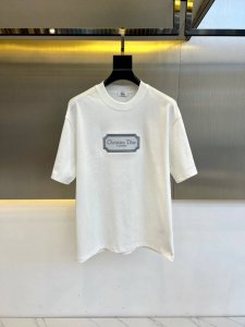 Dio迪奥、2025春夏新品D家铭牌刺绣Logo圆领短袖T恤。这款T恤甄选客供定制100%平纹针织棉布材质制成，面料手感柔软温润，亲肤透气的贴身触感，绝对可以让