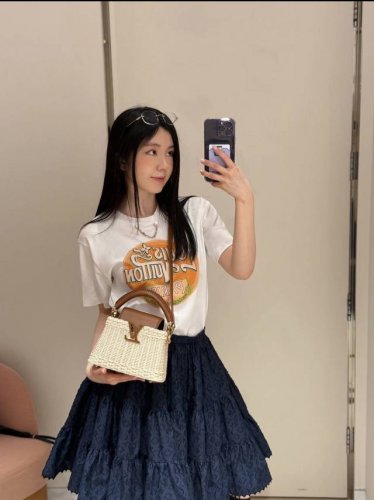 路易 25夏季新款 彩虹假日系列经典Monogram印花链条短袖T恤丨经典版型上身减龄绝绝子！时髦又高级白富美必备单品！定位花立体裁版型百搭不挑人。强烈推荐自留
