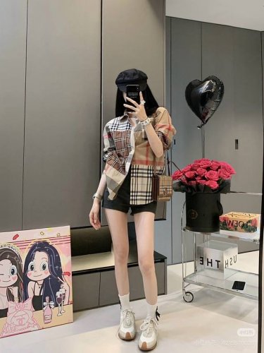 上新 款号：G306 Burberry 巴宝莉新款经典格纹拼接情侣款休闲长袖衬衫 1经典来袭，时尚与简约并存，衣柜里必不可少的一件衬单品，面料采用全棉面料优质格
