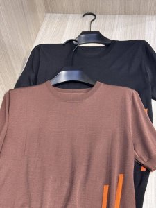 型号D-6050#，爱马家 2025春夏最新H提花徽标男士圆领短袖针织衫，精选针织棉质面料制成， 80支超柔长绒棉，16针密致针法，纹理清晰，紧密不易变形，质感