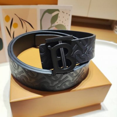 新品巴宝莉经典压花皮带，Logo银色扣头，大气且耐看，融合标志性设计的最新款！闪亮镀钯电镀，超高原单品质货，全套礼盒配专柜包装，采用两层皮原版面料，宽度3.5C