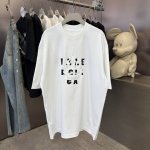 Balenciaga 的春夏限定款 定制织梦雅韵罗纹棉 质感细腻 舒适贴肤 以纯黑之色 诠释着优雅 标志性地标识跃然衣上 低调却醒目 彰显独特身份与魅力 凸显肩
