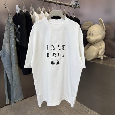 Balenciaga 的春夏限定款 定制织梦雅韵罗纹棉 质感细腻 舒适贴肤 以纯黑之色 诠释着优雅 标志性地标识跃然衣上 低调却醒目 彰显独特身份与魅力 凸显肩