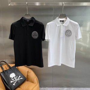 范家 范思哲polo衫经典沉稳大气，左胸处美杜莎头像的烫钻图案，精致又奢华，满满的品牌辨识度 简洁的翻领设计搭配几颗纽扣，利落又不失优雅。版型合身M-3Xl 隔