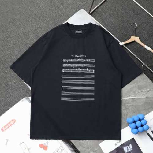 顶级复刻 高端定制 - Balenciaga 巴黎世家 新款音符手绘字母印花做旧圆领短袖T恤 - 款号：36821 - 颜色：黑色 杏色 - 购入原版开模打造，