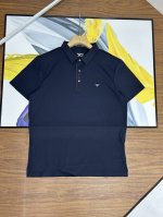 阿玛尼男士商务纯色新款阿玛尼男士商务休闲运动polo衫 全身采用无缝压胶工艺 做工非常复杂 立体有型 牢固不脱落，又有品牌标志性。阿玛尼Armani专柜同步新款