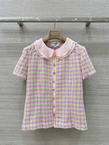原单品质，独家首发 Ch* Coco女孩穿搭，25春夏新品 娃娃领薄款斜纹软呢格纹衬衫外套！Jennie同款！定制软花尼材质手感细腻，挺而有型。粉绿色清新养眼、