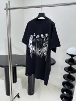 新品限定乐队成员廓形版型T恤 复古平纹针织面料，大廓形版型剪裁 正面饰以乐队成员艺术作品 白墨效果 Worn-Out效果边缘 褪色效果艺术作品 磨边效果下摆 做
