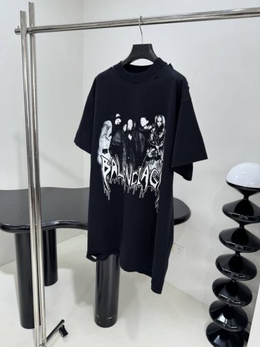 新品限定乐队成员廓形版型T恤 复古平纹针织面料，大廓形版型剪裁 正面饰以乐队成员艺术作品 白墨效果 Worn-Out效果边缘 褪色效果艺术作品 磨边效果下摆 做