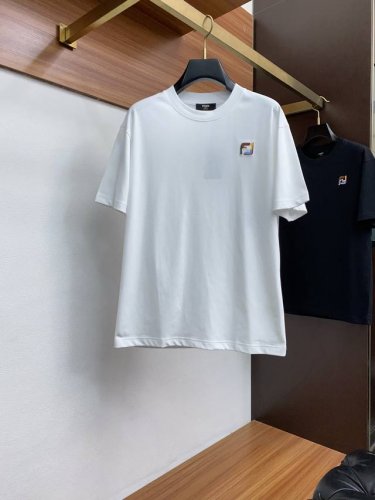 芬迪 M-3Xl Ss新工艺Logo高品质纯棉质阔版圆领男士短袖T恤，新季新推系列将标识巧妙融入设计，塑就一系列充满复古风情的运动风单品。在这款百搭T恤上，带着