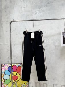 款号 Z123 赛琳小标字母刺绣米色织带直筒卫裤 celine官网Zp同步新款卫裤 面料采用450克重磅双股双纱复合面料 字母小标精美饱满刺绣字母工艺 松紧抽绳
