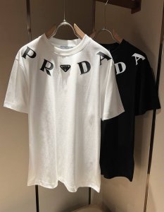 prad*A普*达2025春夏新款男女同款短袖T恤 最新款全网独家首上 ~既经典有时尚百搭 谁不爱啊 将经典再次展现 非常的耐看 自带低奢光环与辨识度 pr*D