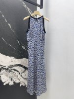 Miu 25Ss 春夏新品度假风碎花背心长裙 蓝底碎花典型的法式优雅浪漫氛围感 胸前工字背心直接显嫩一轮了 100%真丝面料舒适顺滑 清凉感十足很舒服 复古甜美