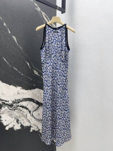 Miu 25Ss 春夏新品度假风碎花背心长裙 蓝底碎花典型的法式优雅浪漫氛围感 胸前工字背心直接显嫩一轮了 100%真丝面料舒适顺滑 清凉感十足很舒服 复古甜美