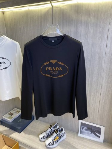 PRADA普拉达 2025春季男士长袖T恤最新系列，简约logo元素长袖T恤。定制高级面料手感柔软舒适带有弹力，简约大气，上身效果超赞，大货已出，码数：M-3X
