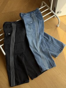 供 女款 Adidas Originals Adicolor经典 蛇年限定 阔腿条纹运动牛仔裤 同款外套在售 S~L 黑色 蓝色 原版牛仔水洗面料，手感舒适，三