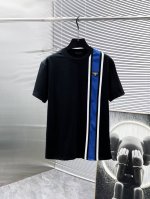 普拉达 prada 2025新款 圆领 短袖 T恤 ，高端版本！专柜定制面料 透气舒适度高，细节无可挑剔，品牌元素设计理念，体现高品质。手感细腻柔软！呈现休闲裁
