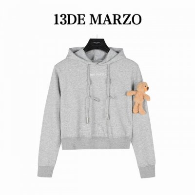 13Demarzo一只娃连帽卫衣 这款连帽衫短裤套装，不仅有着品牌“13De Marzo”的字样，彰显个性，更在袖口处装饰有可爱的毛绒小熊，为整体造型增添了一抹