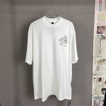 B16 克罗心梵文十字架重工发泡印花T恤 克罗家的每一款真的是绝绝子 每一件都是背影杀这件皮标设计真的很酷 皮标加上银饰设计使整件衣服锦上添花 整件短袖质感真的