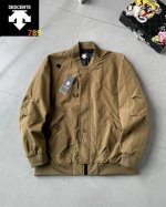 p200 descente/迪桑特25春季新款机能户外男女夹克风衣棒球服外套 这是一款经典棒球服元素，走着简约大气时尚风格， 适合所有年龄段，上身有型显瘦， 面