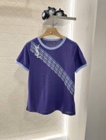 saint Lauren*2025新品上架 烫钻印花 定制Yb全棉麻材质 透气舒适 质感十足 常规T恤裁剪 凸显品牌格调 采用天然棉麻制成 略带有弹力 呈现显瘦