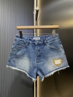 Miu Miu 顶级复刻 春夏新品刺绣毛边超热牛仔短裤，定制爱心皮牌牙刷绣Logo，超短的毛边设计版型，特种刺绣工艺固定，顶级双重酵素洗水工艺。夏季出游沙滩 穿