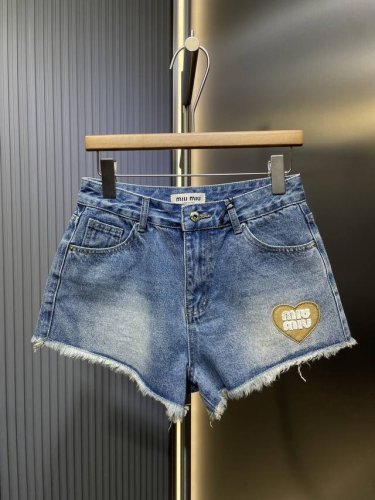Miu Miu 顶级复刻 春夏新品刺绣毛边超热牛仔短裤，定制爱心皮牌牙刷绣Logo，超短的毛边设计版型，特种刺绣工艺固定，顶级双重酵素洗水工艺。夏季出游沙滩 穿